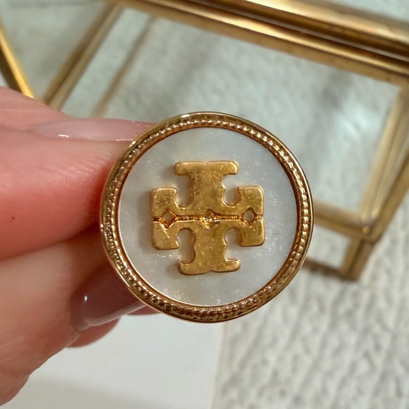 Tory Burch ICON Gold Mother of Pearl CIRCLE Ring - NWT/Dust Bag size 8 - Picture 2 of 7